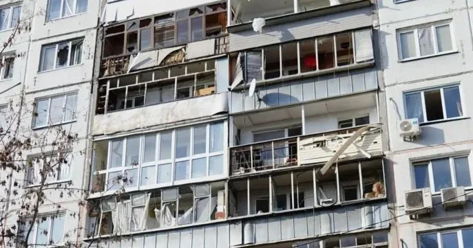 В одном из городов России после ночной атаки БПЛА повреждены около 200 квартир, есть раненые