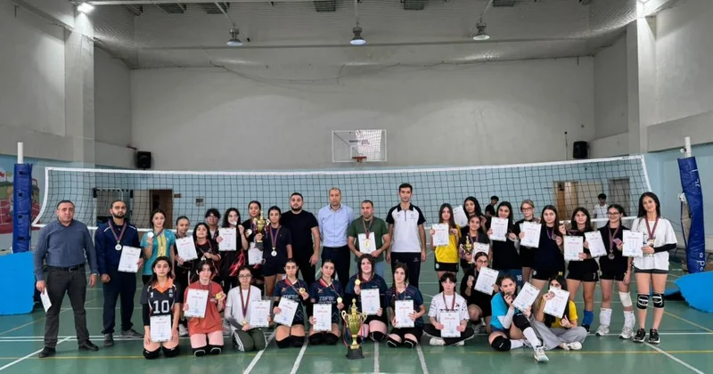 Yasamal rayonunda Zəfərin 6 cı ildönümünə həsr olunmuş qızlar arasında voleybol yarışı keçirilib