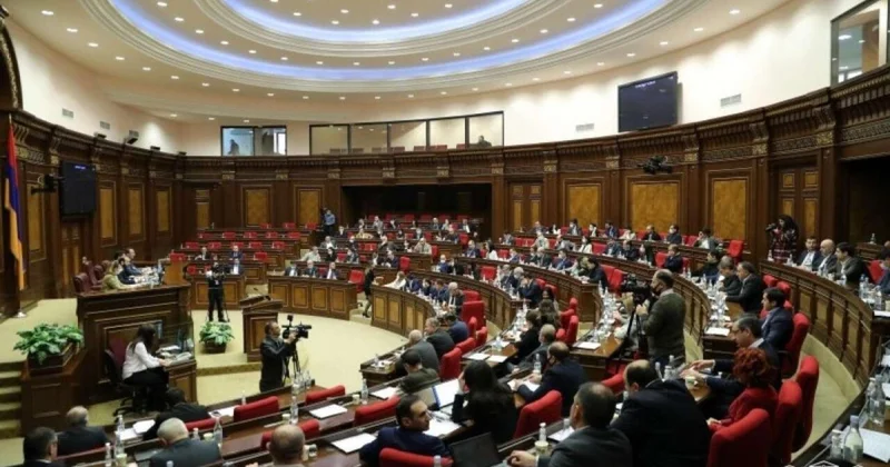 Ermənistan parlamentində müxalif deputatın mikrofonu söndürülüb