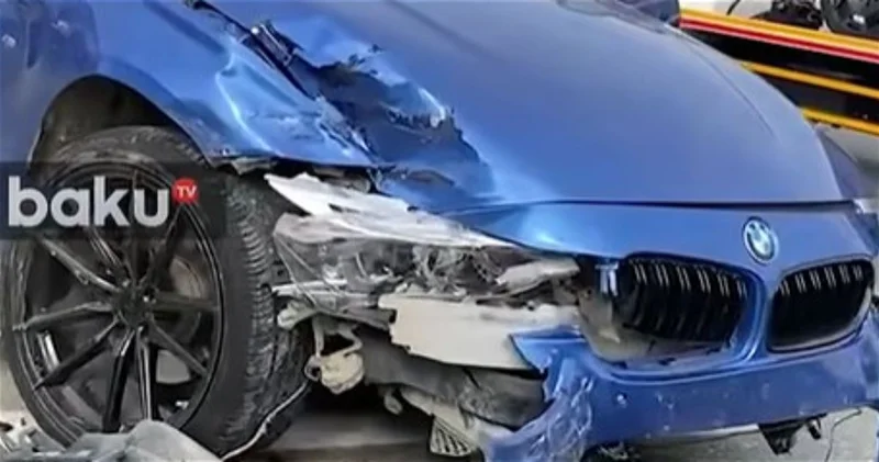 В Баку автомобиль выехал на бордюр ВИДЕО