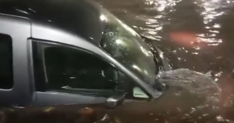 İstanbulda güclü yağış daşqına səbəb oldu (Video)