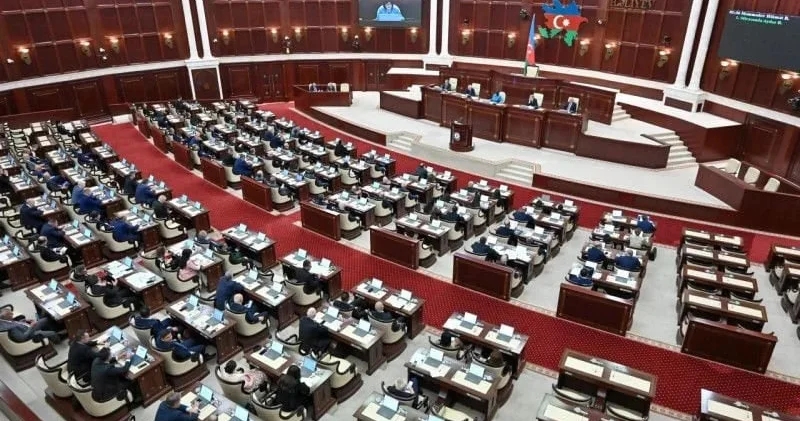 Əmək Məcəlləsində dəyişiklik ediləcək Parlamentin plenar iclasının gündəliyi