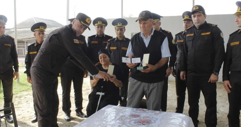 Xidməti vəzifəsini yerinə yetirərkən həlak olmuş FHN əməkdaşının təltifləri ailəsinə təqdim edilib