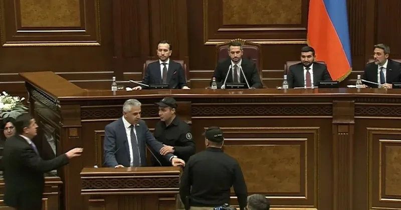 В парламенте Армении депутату отключили микрофон и вызвали охрану ВИДЕО