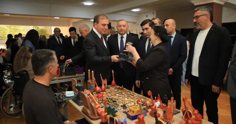 Gəncədə fiziki məhdudiyyətli şəxslərin əl işlərindən ibarət satış sərgi keçirilib