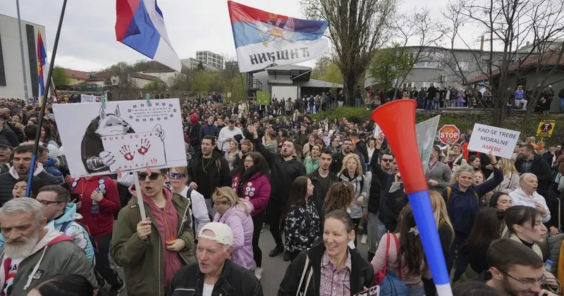 Митингующие разгромили редакцию телеканала в Белграде и напали на главреда Видео