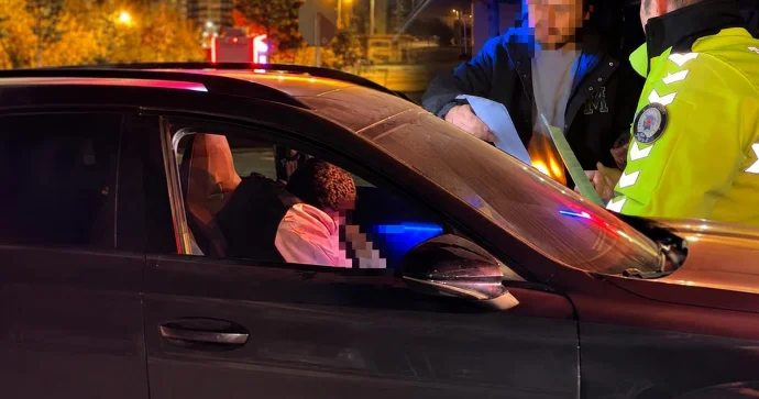 Sərxoş sürücü qırmızı işıqda yuxuya getdi; sonra polisi hədələdi FOTO