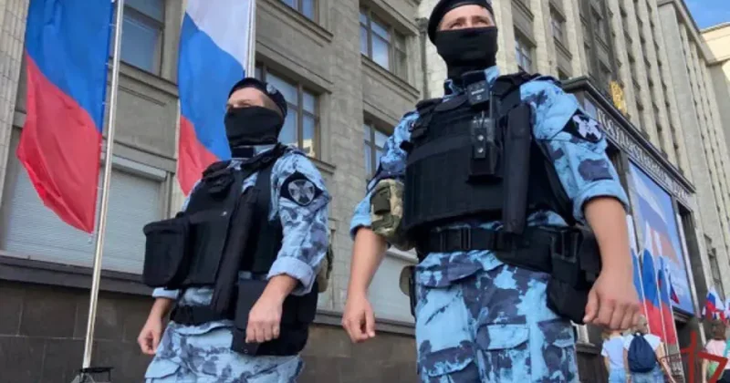 В России мужчина без штанов напал на сотрудников Росгвардии Видео
