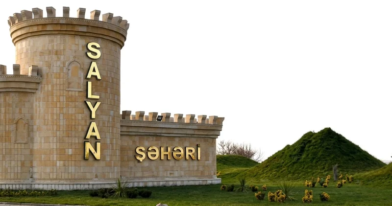 Salyanda DƏHŞƏT: Kişi ailə üzvlərini bıçaqladı Ölən var