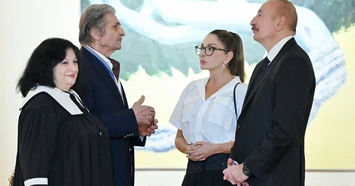 Пресс служба президента АР показала кадры визита Ильхама Алиева на выставку Фархада Халилова