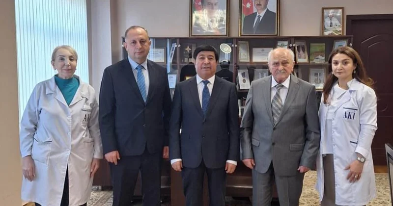 Çinli alim Kimya İnstitutunda laboratoriyaların fəaliyyəti ilə tanış olub