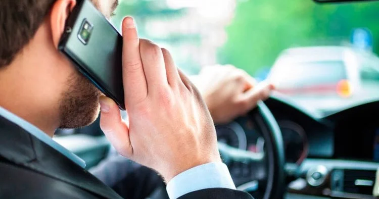 Sükan arxasında telefondan istifadəyə kamera ilə cərimə yazılacaq