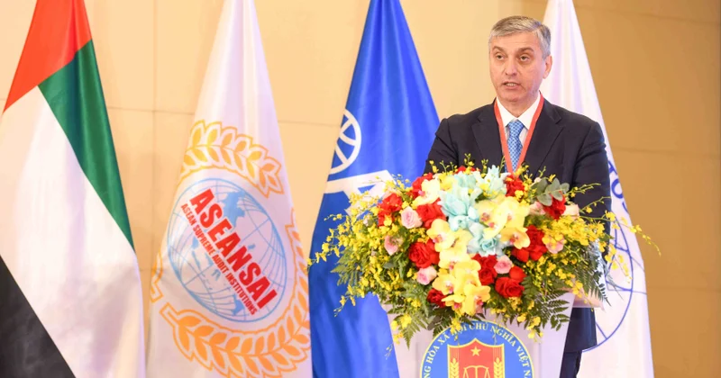Hesablama Palatasının sədri Vyetnamda beynəlxalq konfransda çıxış edib