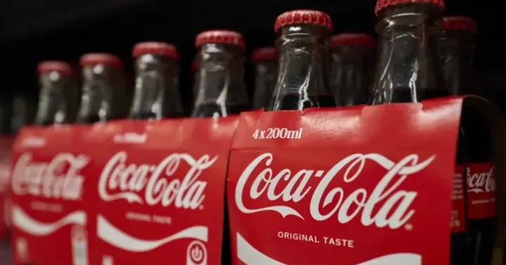 Coca Cola isə milyardlar qazanır 3 ayda 13,4 milyard dollarlıq satış, a 4 milyard dollar mənfəət