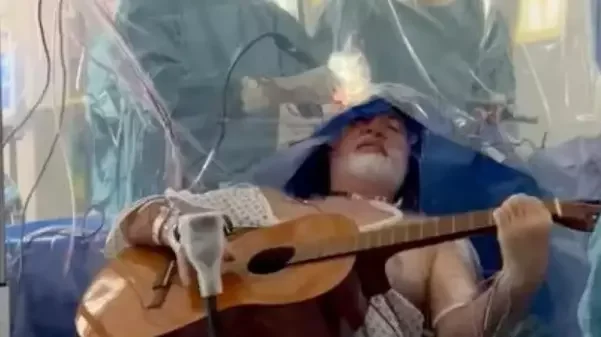 Xəstə əməliyyat masasında gitara çaldı FOTO