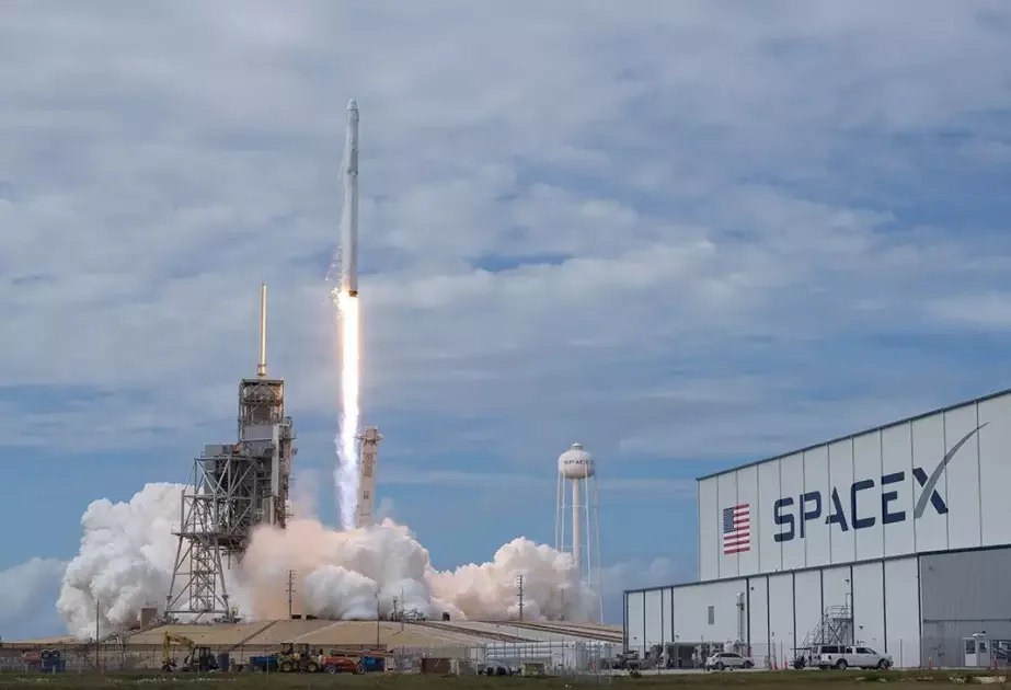 “SpaceX” internet peyklərinin yeni qrupunu orbitə çıxarıb