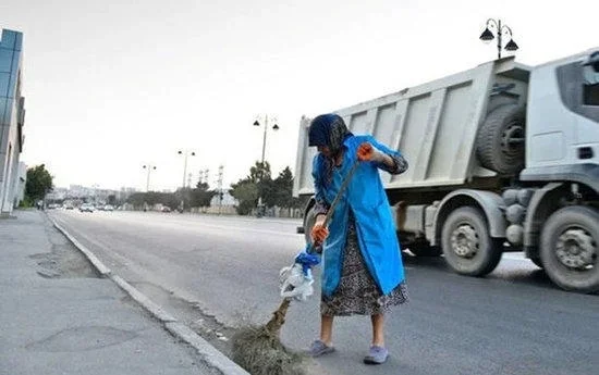 Sumqayıtda yolu süpürən qadını maşın vurub öldürdü