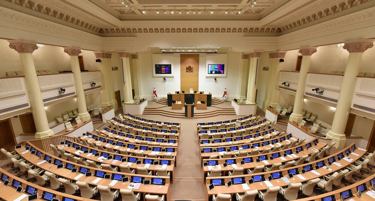 37 əməkdaş ombudsmanı yeni parlamentin ilk iclasında iştirakına görə tənqid etdi...