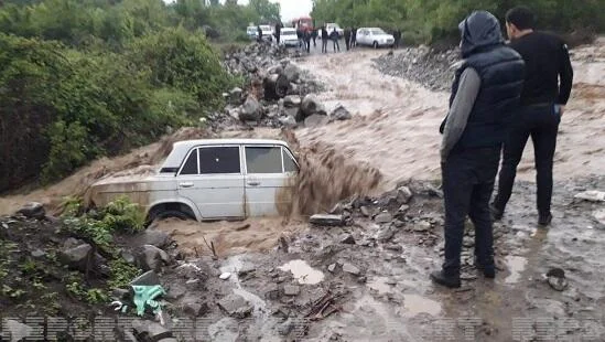 Maşını çayda batan şəxs belə xilas edildi Video