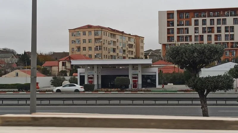 Aeroport yolunun üzərindəki Lukoil bağlandı Foto