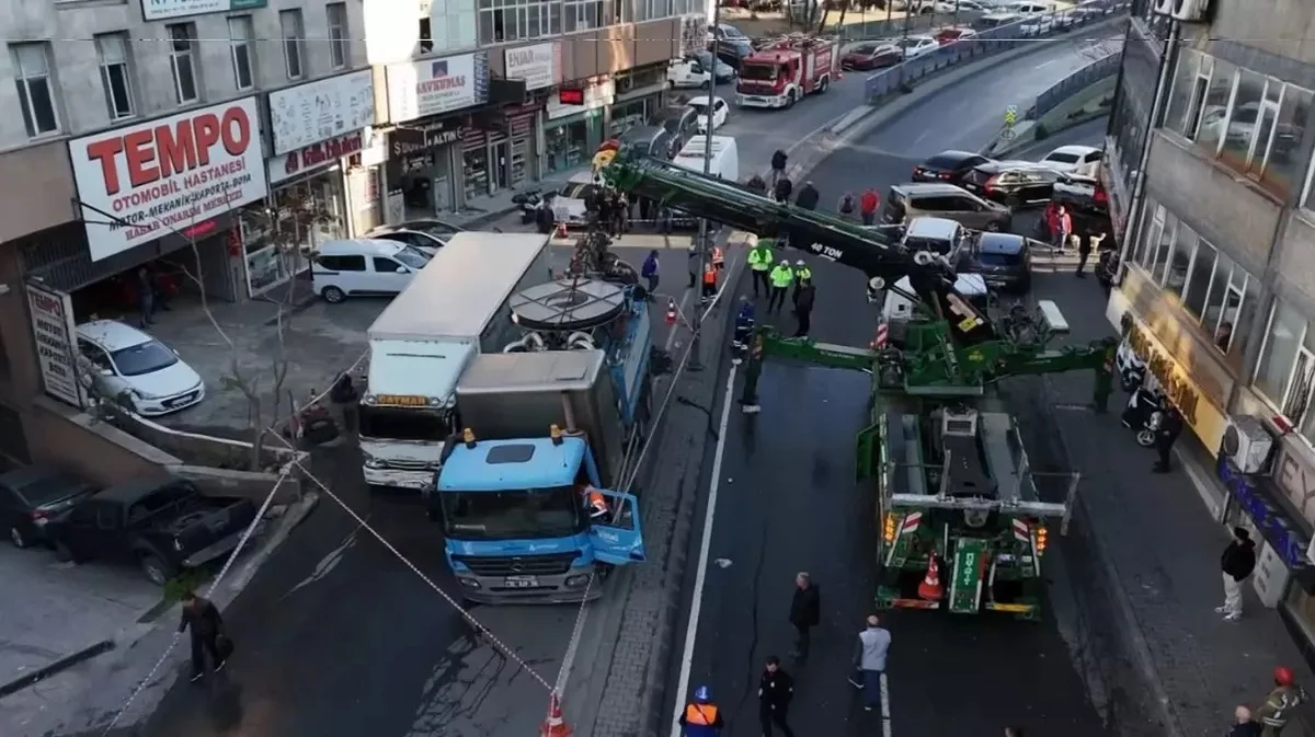 Yolun çökməsi nəticəsində, iki yük maşını çuxura düşdü VİDEO