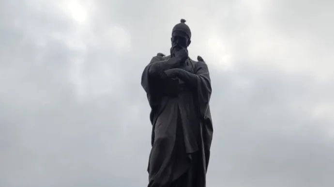 Bakıda mədəniyyət abidələri nəzarətsiz qalıb: Bəzi heykəllərin yazıları dəyişdirilməlidir FOTO