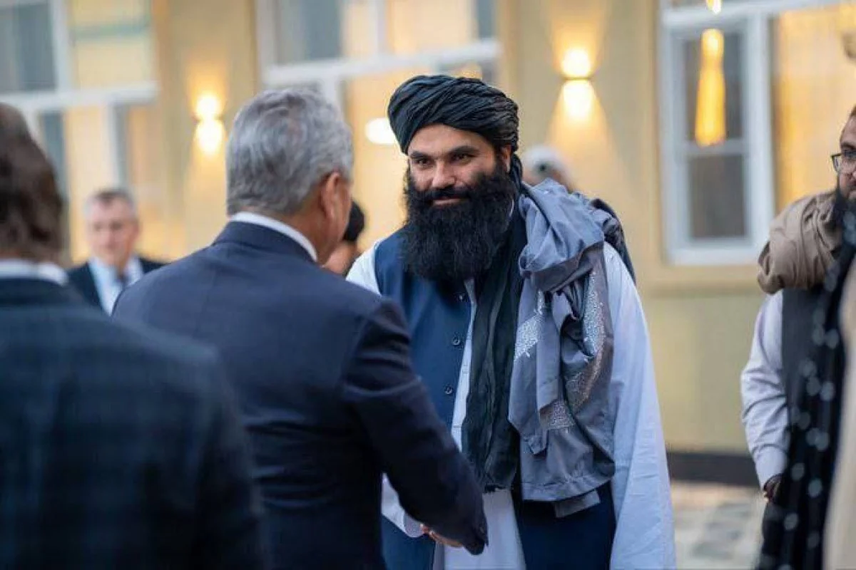 Şoyqu Əfqanıstana səfər edib, Taliban rejiminin daxili işlər naziri ilə görüşüb