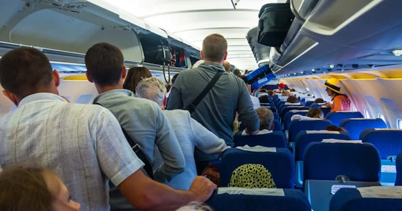 Nazir təyyarədə halı pisləşən sərnişinə kömək etdi VİDEO