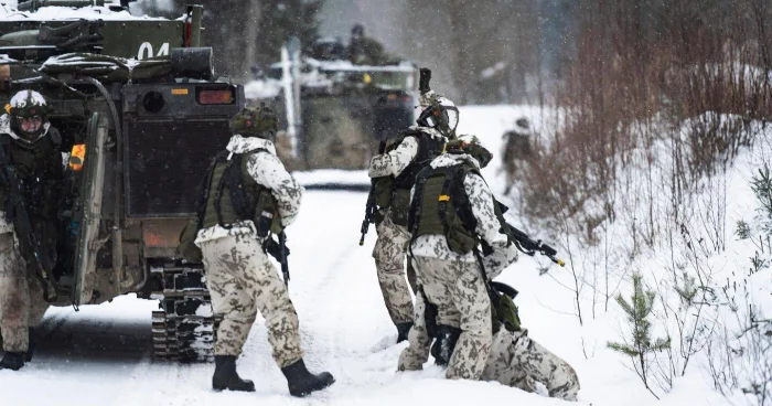 Finlandiya Rusiya ilə sərhəddə təlim keçir FOTOLAR