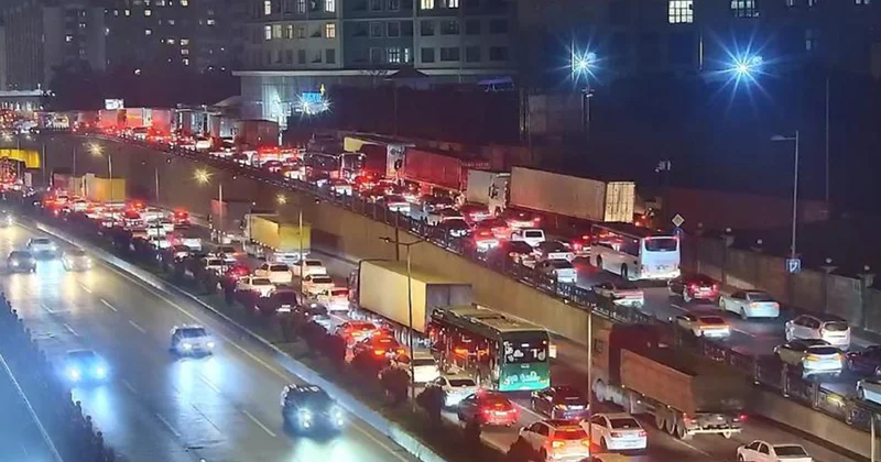 Yük asfalta dağıldı, Bakı Sumqayıt yolunda tıxac yarandı