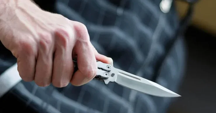 Qan içində qalan poz qazan satıcısı onu bağışladı: “Qoca adamdı...”