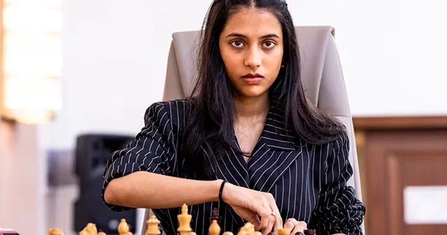 19 yaşında dünya kubokunu qazanan xanım şahmatçı diqqət mərkəzində Fotolar