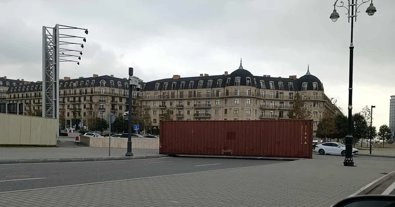 “Ağ şəhər”də tıxacı kim yaradır? Prospektə çıxan yol konteynerlərlə bağlanıb (FOTO)