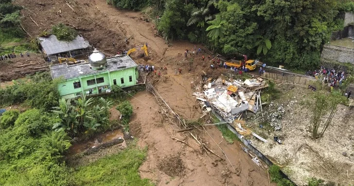 Наводнения и оползни на Суматре привели к гибели более 20 человек, десятки пропали без вести