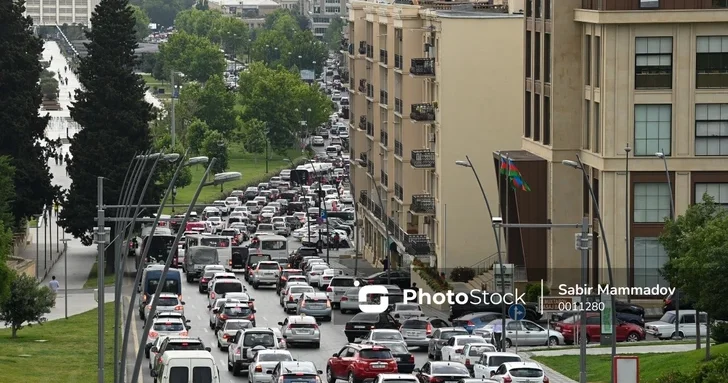 Автомобильные заторы наблюдаются на основных проспектах и улицах Баку