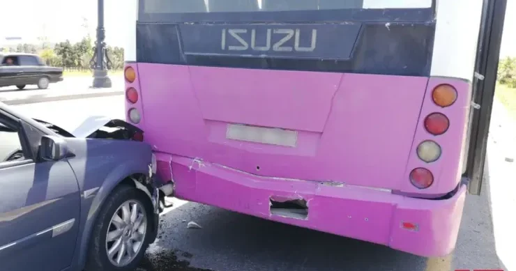 Gəncədə minik maşını sərnişin avtobusu ilə toqquşdu, ölən və yaralananlar var