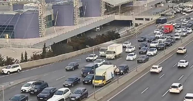 На ряде улиц и проспектов Баку затруднено движение транспорта СПИСОК