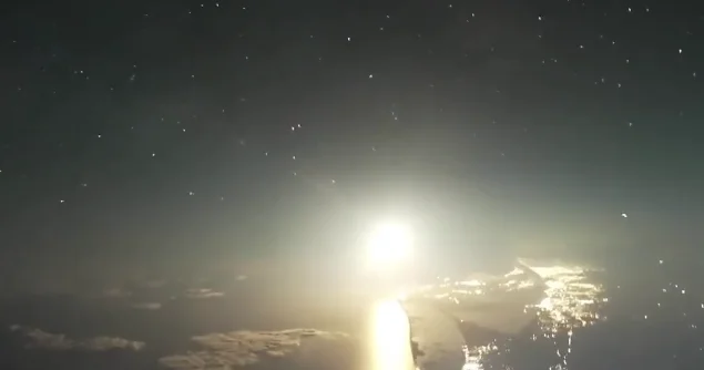 Эпичный вид на запуск Falcon 9 с борта самолета ВИДЕО