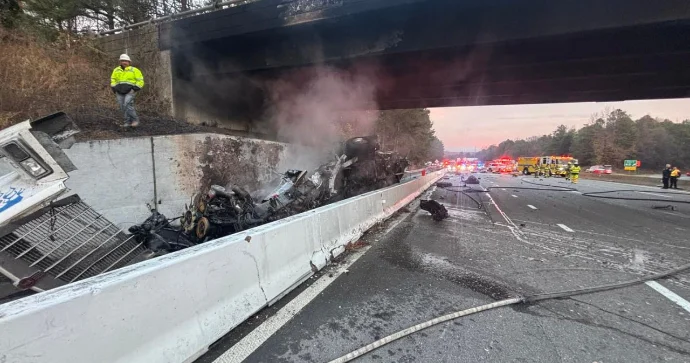 Sükan arxasında yuxulayan yük maşını sürücüsü ağır qəza törətdi; maşın partladı VİDEO