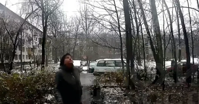 Gözləri zəif görür, vəsiqəsi də yoxdur Qadını maşınla vurub asfaltda sürüdü VİDEO