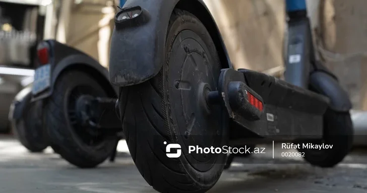 Опасная забава: дети на электросамокатах ставят свои жизни под угрозу на дорогах Баку