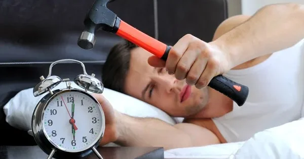 Zəngli saatdan asılılıq xroniki yorğunluğa səbəb olur KONKRET