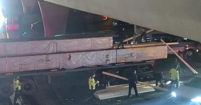 Bakıda avtomobilin yükünün yola dağılması tıxac yaradıb