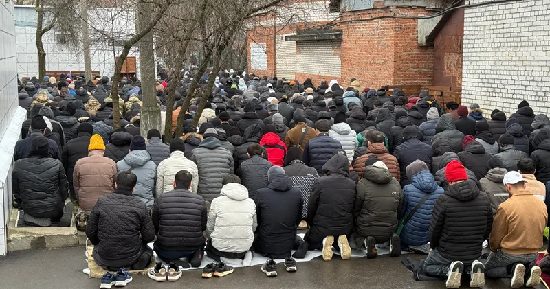 Rusiyada OMON məscidə hücum edərək namaza qılanları zorla hərbi komissarlığa gətiriblər : Onları Ukrayna ilə müharibəyə göndərəcəklər