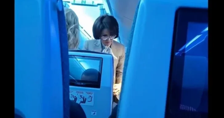 Министр здравоохранения Казахстана оказала первую помощь пассажирке на борту самолета