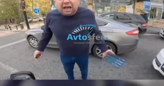 Maşını ikinci xətdə saxlayan sürücüyə motokuryer etiraz etdi; dava düşdü ANBAAN VİDEO
