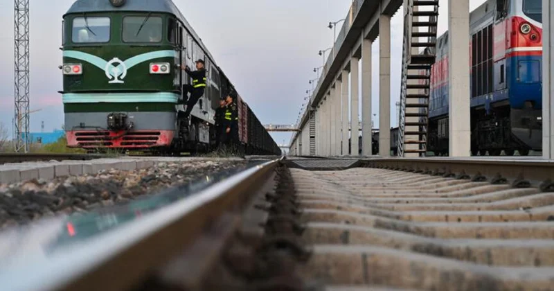 Çində qatar yolda dayanan işçiləri vurdu Ölənlər var