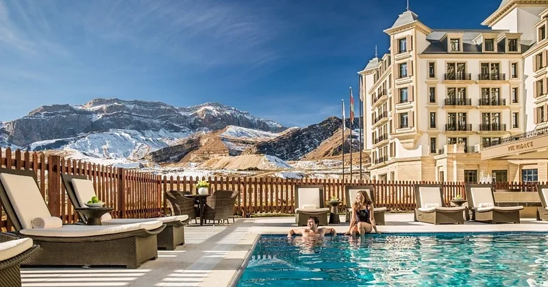 Праздник для избранных: новогодние пакеты в регионах шокируют ценами