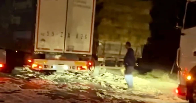 İdarəetmədən çıxan traktor maneəyə çırpıldı, yük yola dağıldı VİDEO