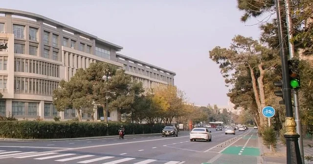 В Баку появился новый регулируемый пешеходный переход